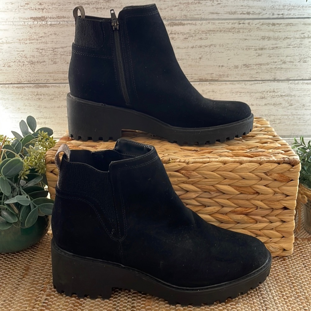 Chelsea black ankle boot 9.5 universal thread
